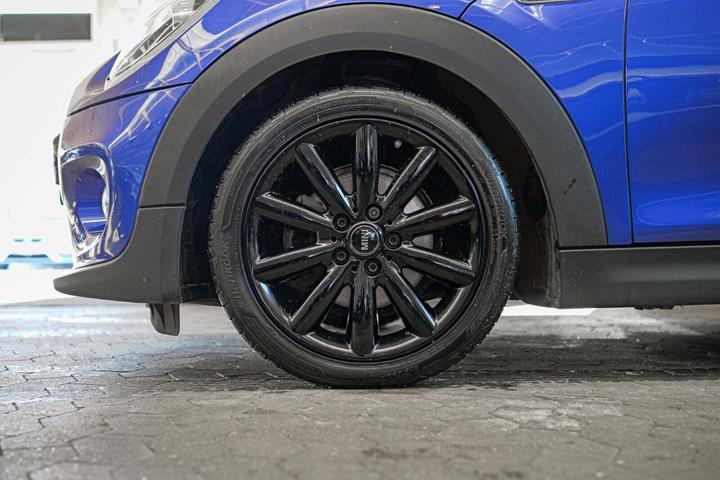 Blå Mini Cooper fra 2019