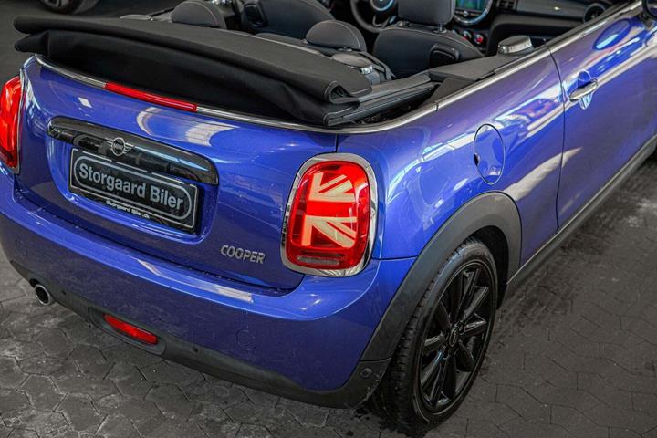 Blå Mini Cooper fra 2019