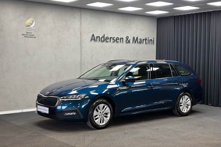 Blå Skoda Octavia fra 2020 set udefra