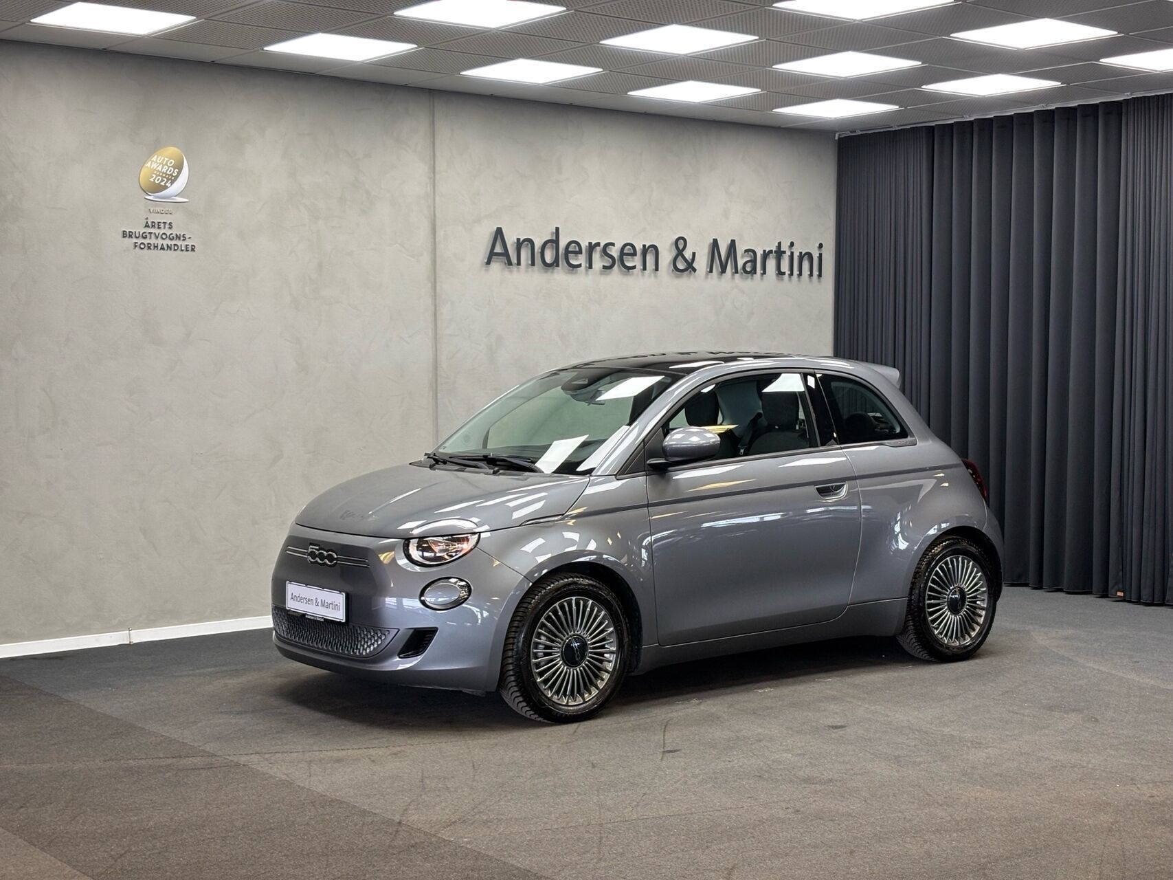 Grå Fiat 500e fra 2022