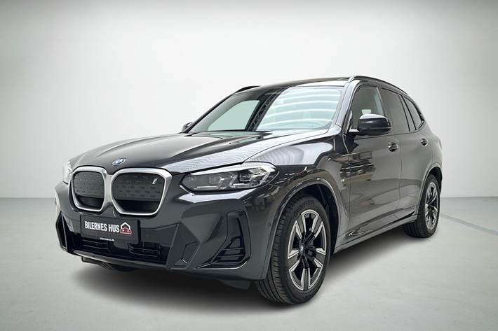 Grå BMW iX3 fra 2023 set udefra