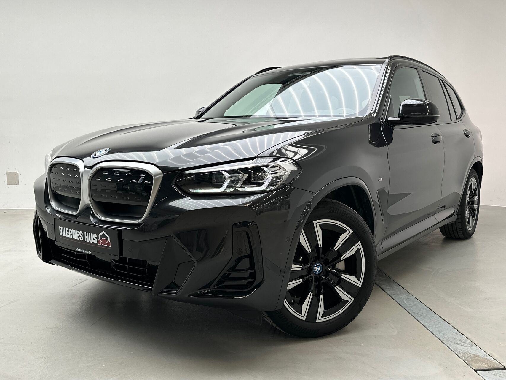 Grå BMW iX3 fra 2023