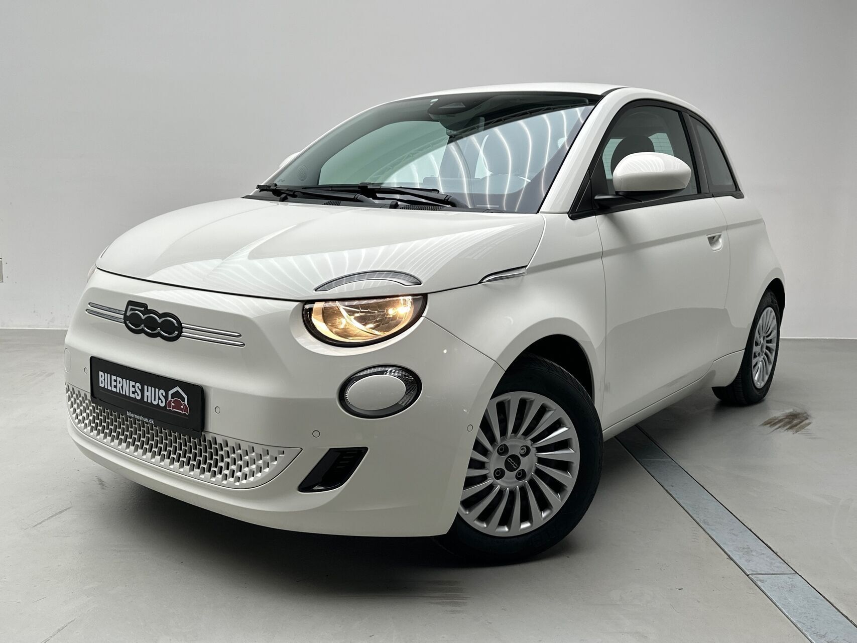 Hvid Fiat 500e fra 2023