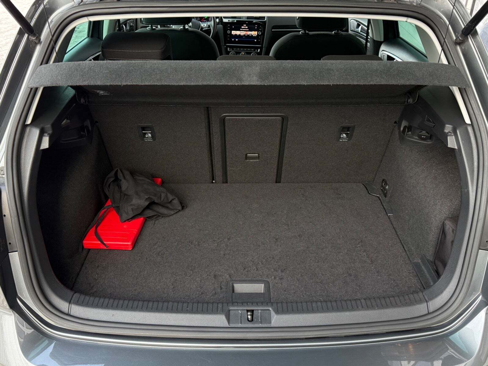 Grå VW Golf VII fra 2018