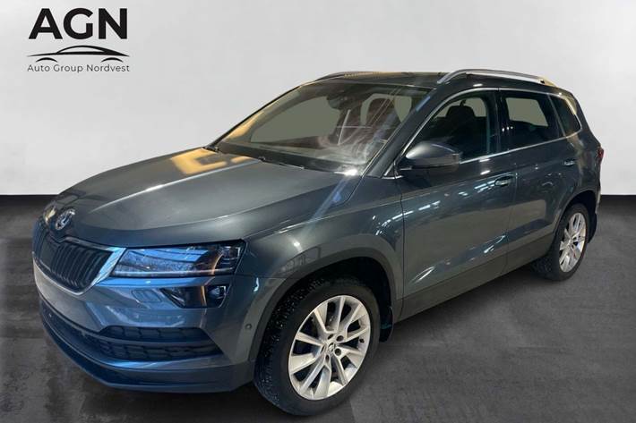 Grå Skoda Karoq fra 2021 set udefra