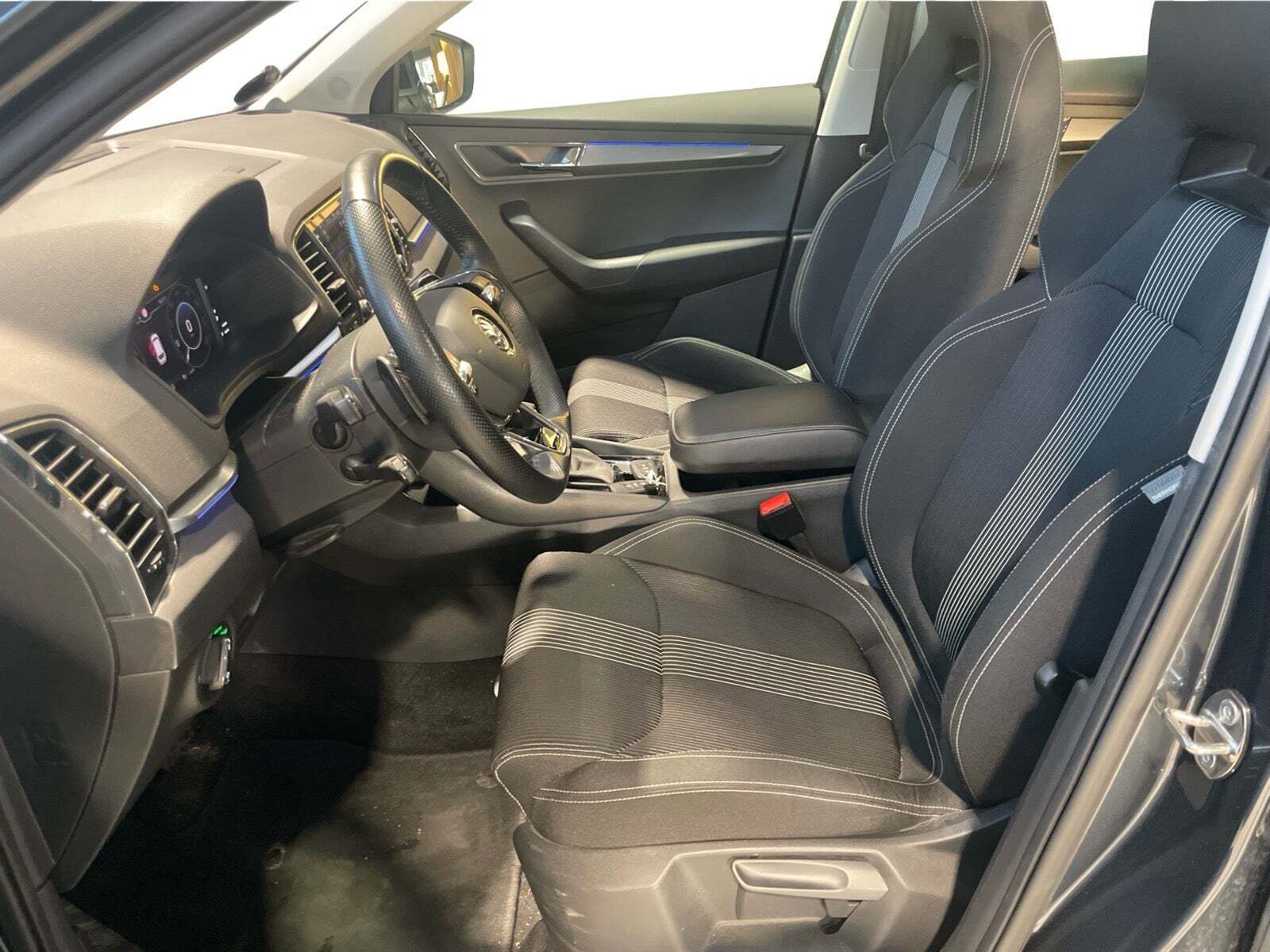 Grå Skoda Karoq fra 2021