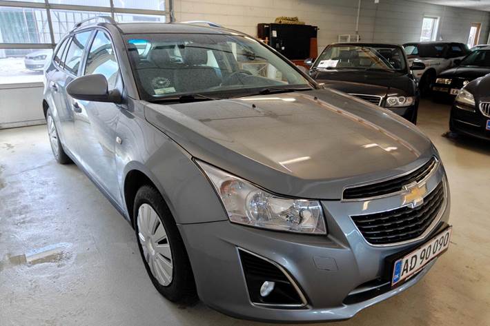 Gul Chevrolet Cruze fra 2013 set udefra