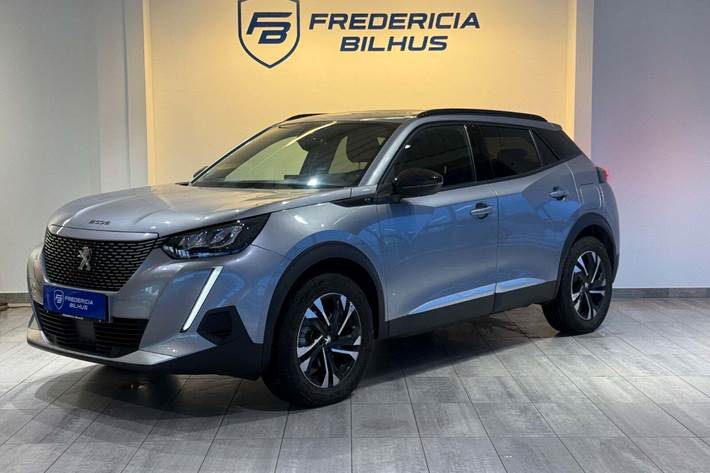 Grå Peugeot e-2008 fra 2023 set udefra