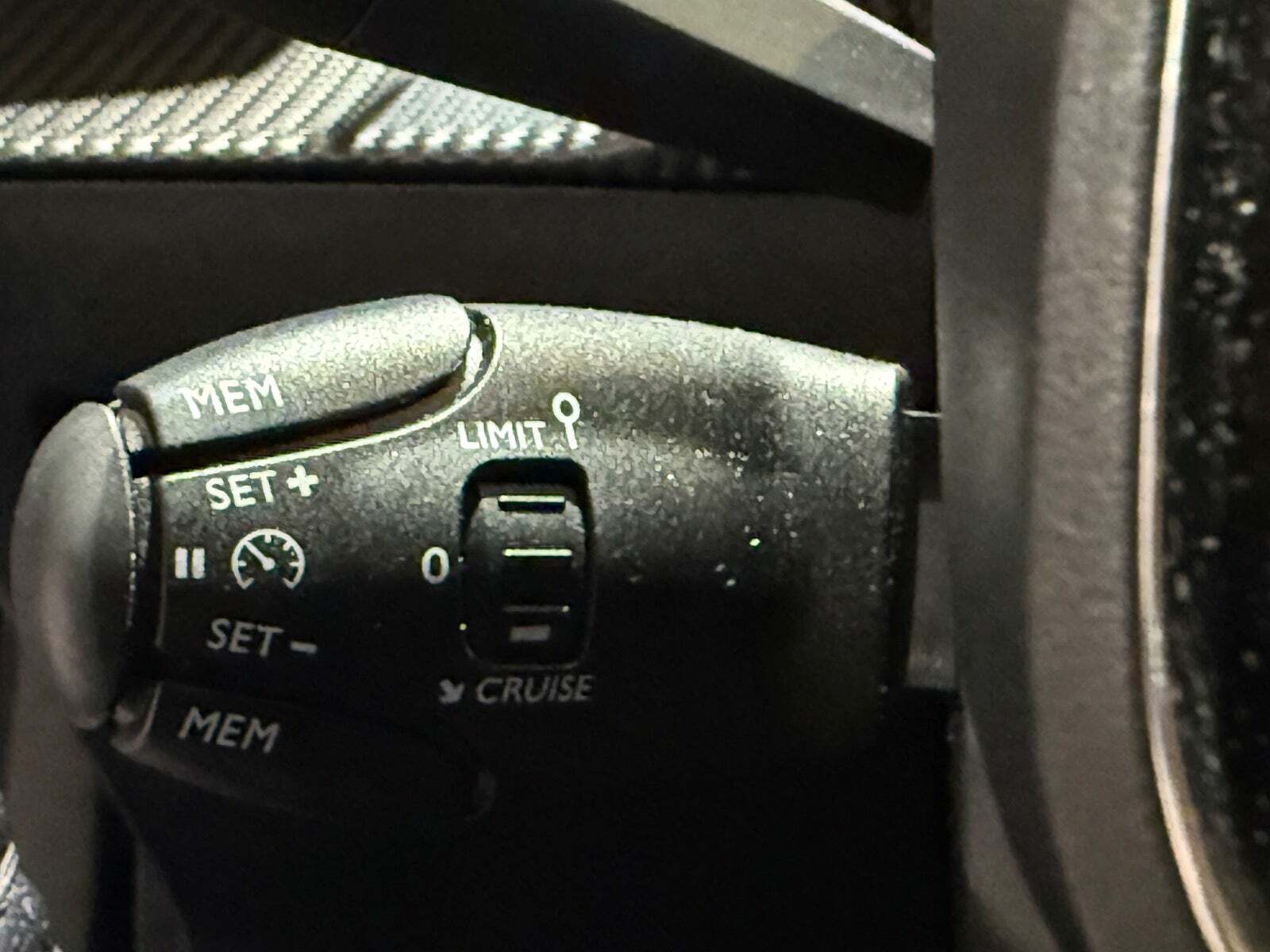 Grå Peugeot e-2008 fra 2023