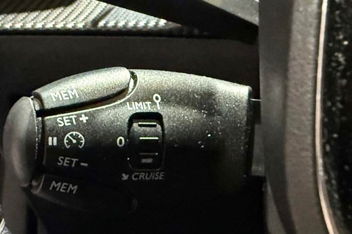 Grå Peugeot e-2008 fra 2023