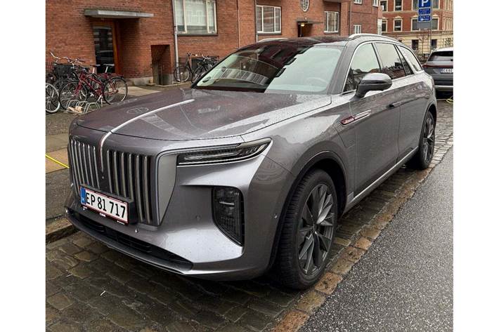 Grå Hongqi E-HS9 fra 2024 set udefra