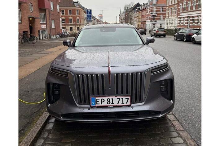 Grå Hongqi E-HS9 fra 2024