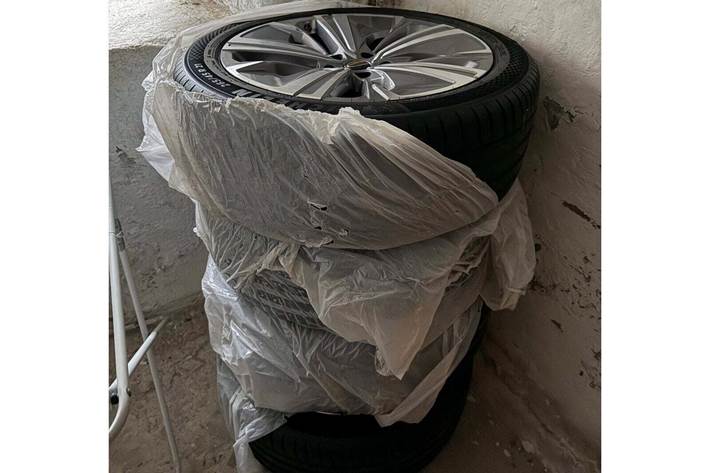 Grå Hongqi E-HS9 fra 2024