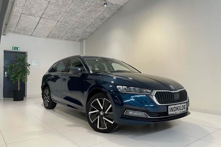 Blå Skoda Octavia fra 2021 set udefra