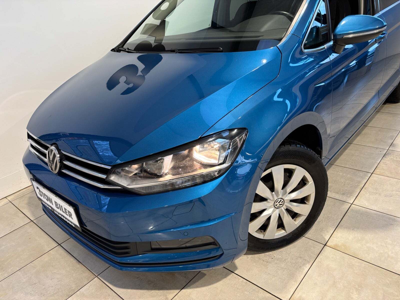 Blå VW Touran fra 2020