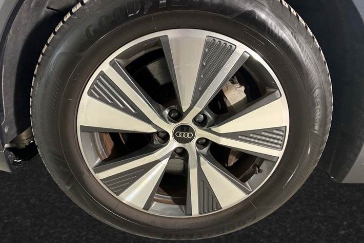 Hvid Audi Q8 e-tron fra 2024