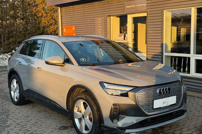 Grå Audi Q4 e-tron fra 2023 set udefra