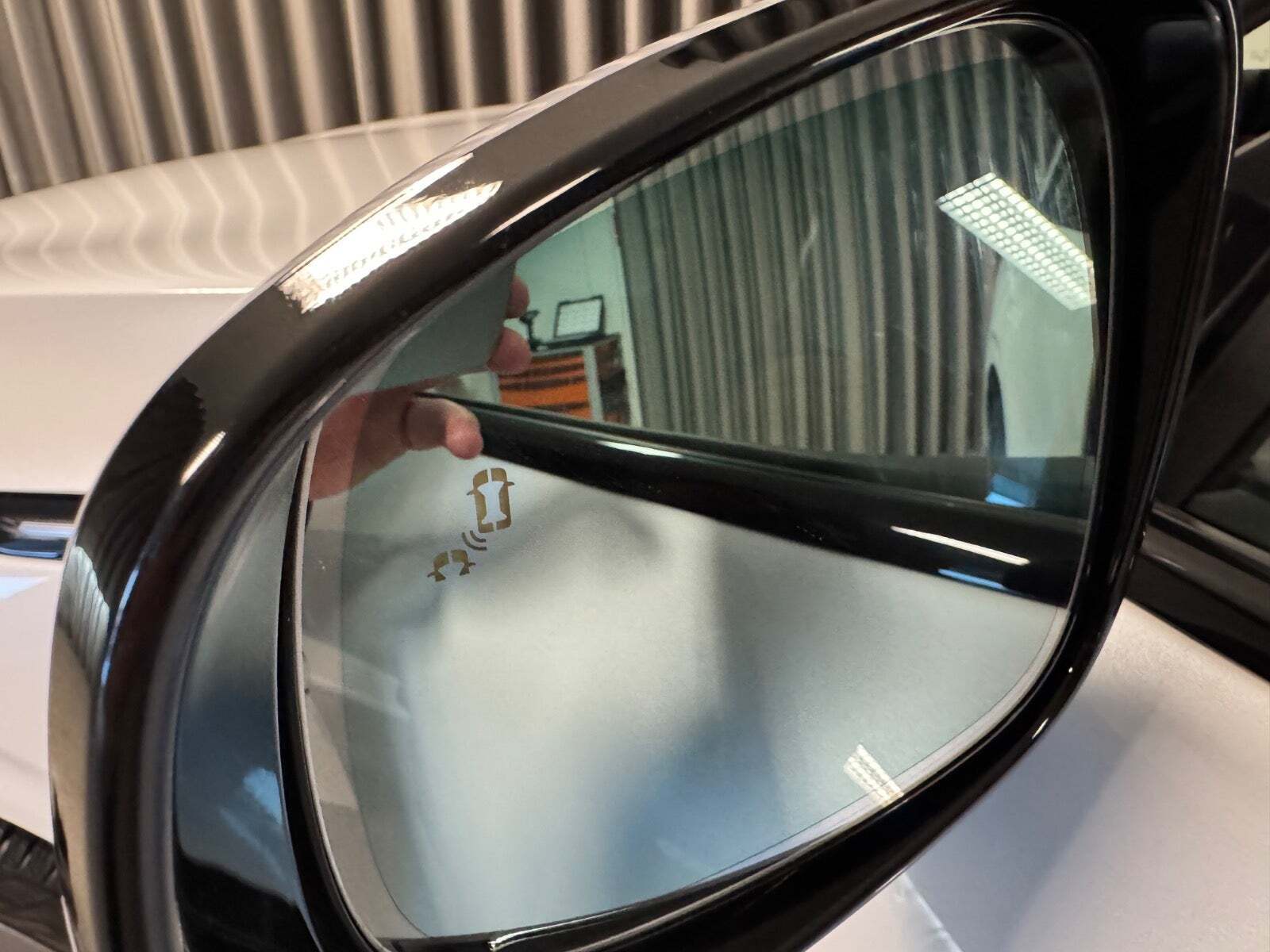 Hvid Xpeng G9 fra 2024