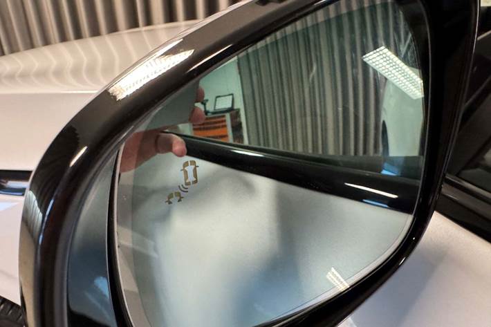 Hvid Xpeng G9 fra 2024