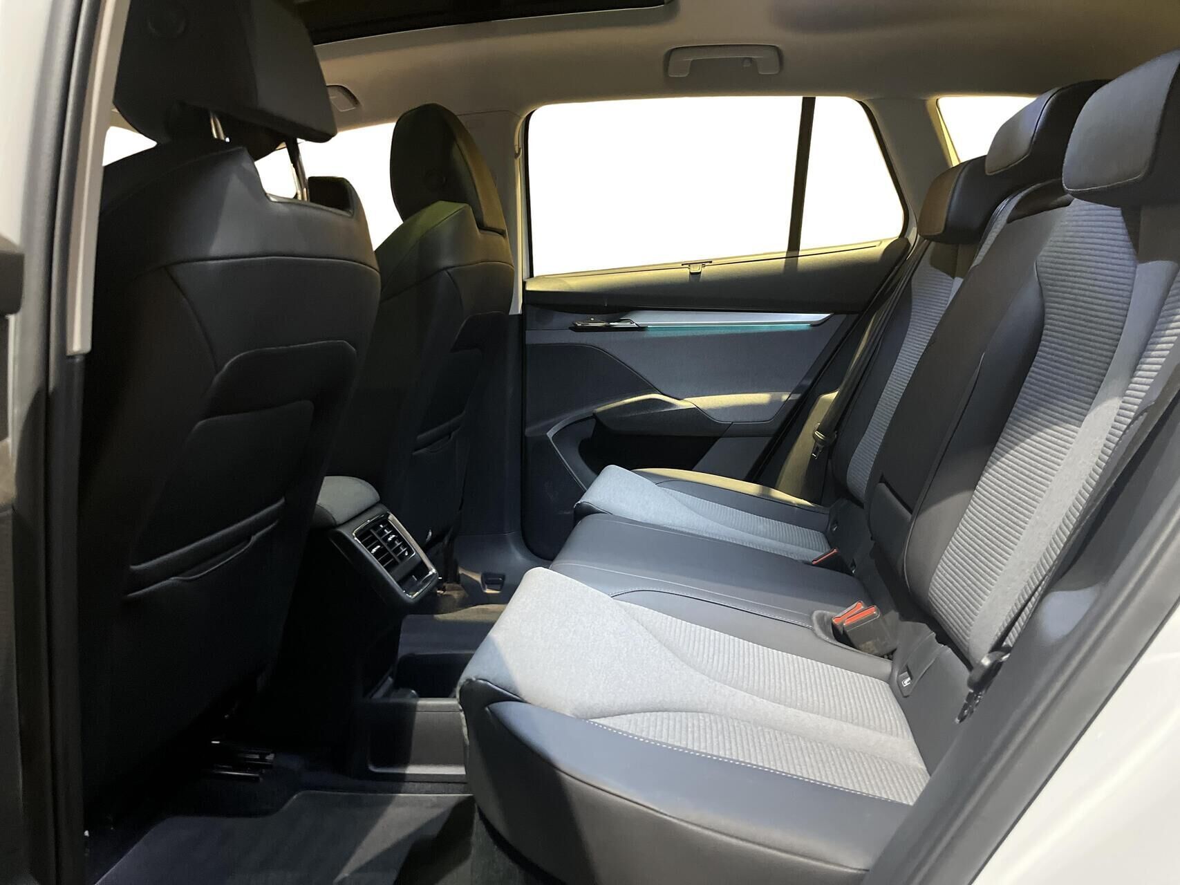 Hvid Skoda Enyaq fra 2023