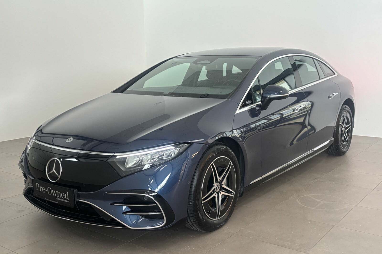 Blå Mercedes EQS450+ fra 2022