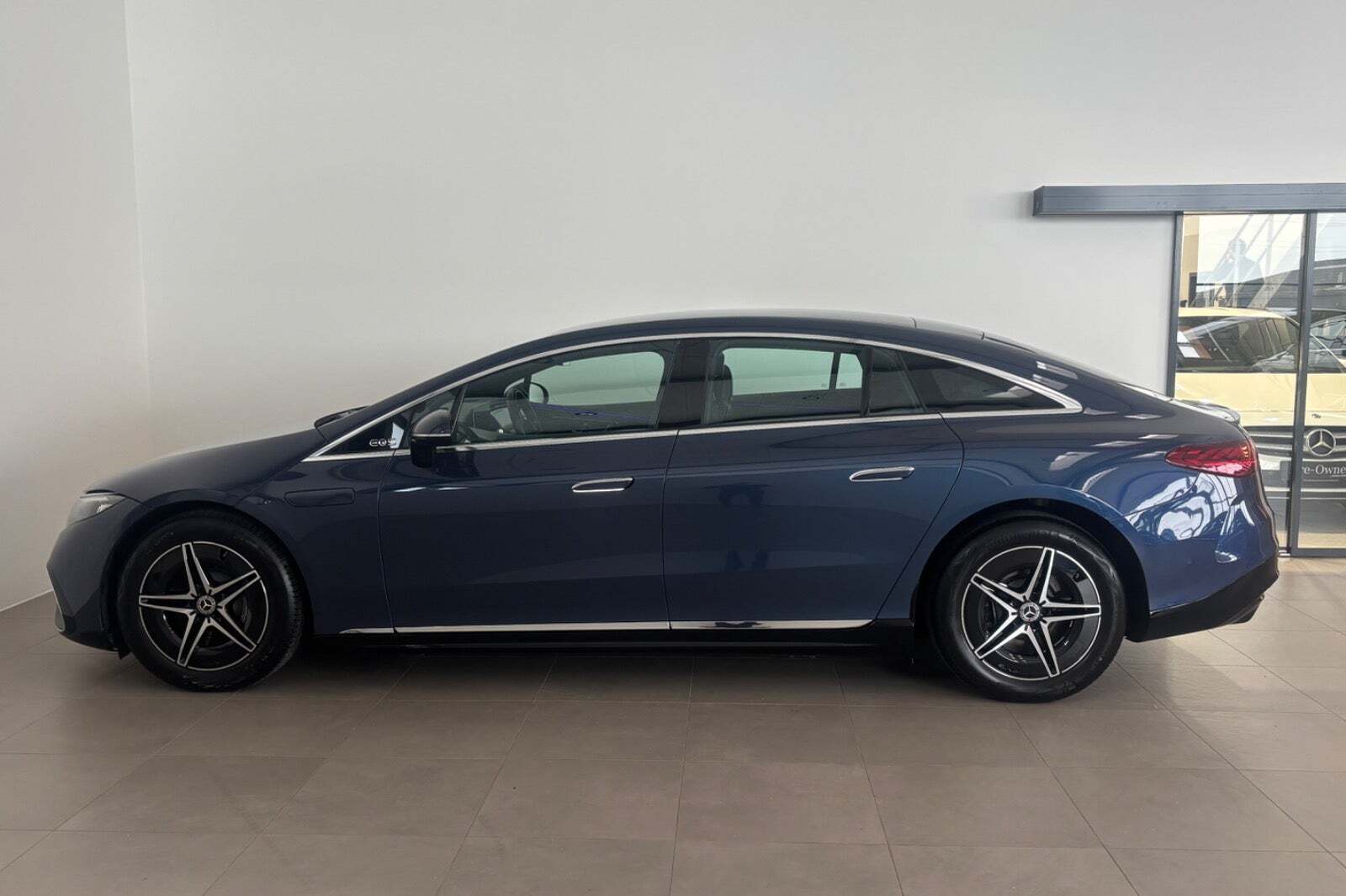 Blå Mercedes EQS450+ fra 2022