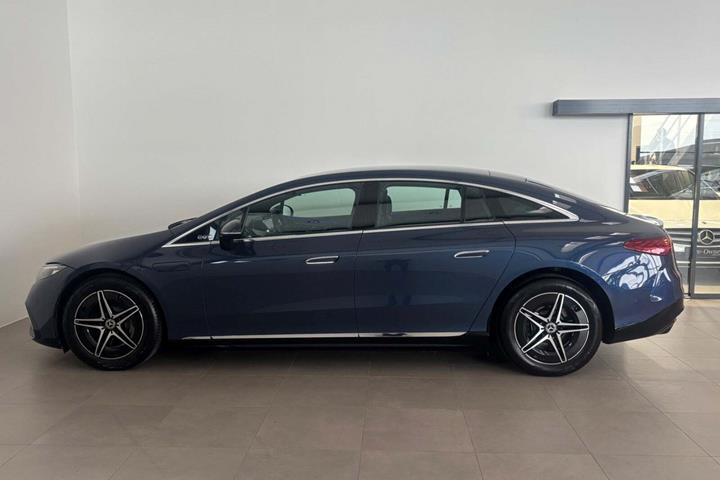 Blå Mercedes EQS450+ fra 2022