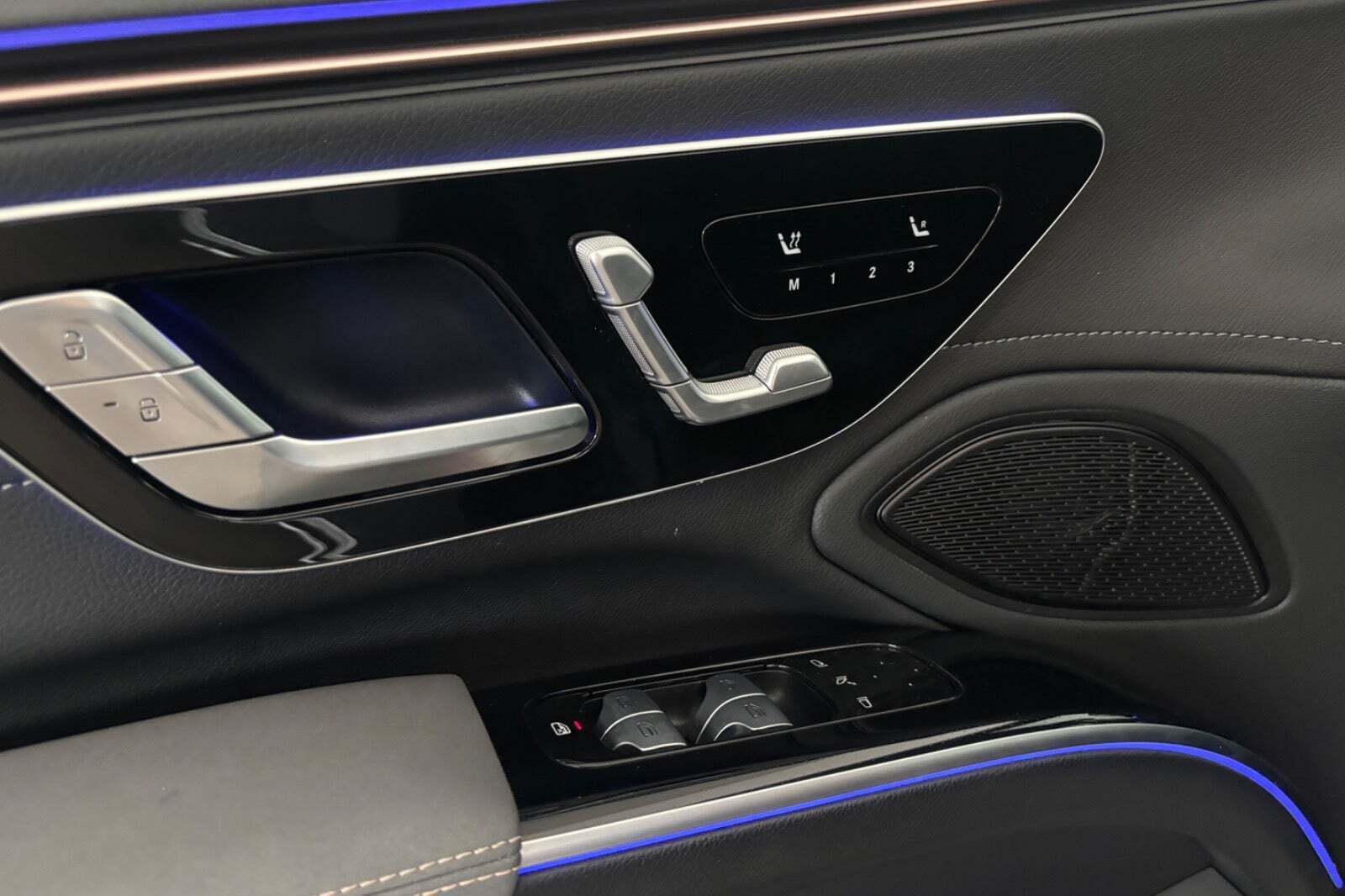 Blå Mercedes EQS450+ fra 2022
