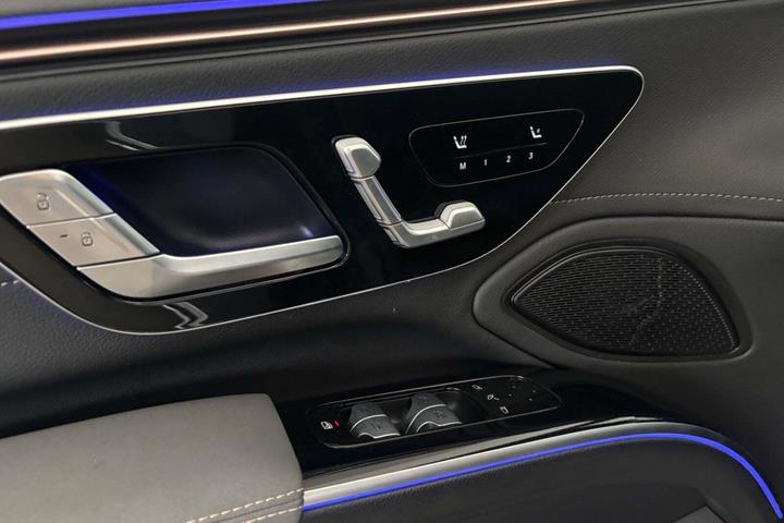 Blå Mercedes EQS450+ fra 2022