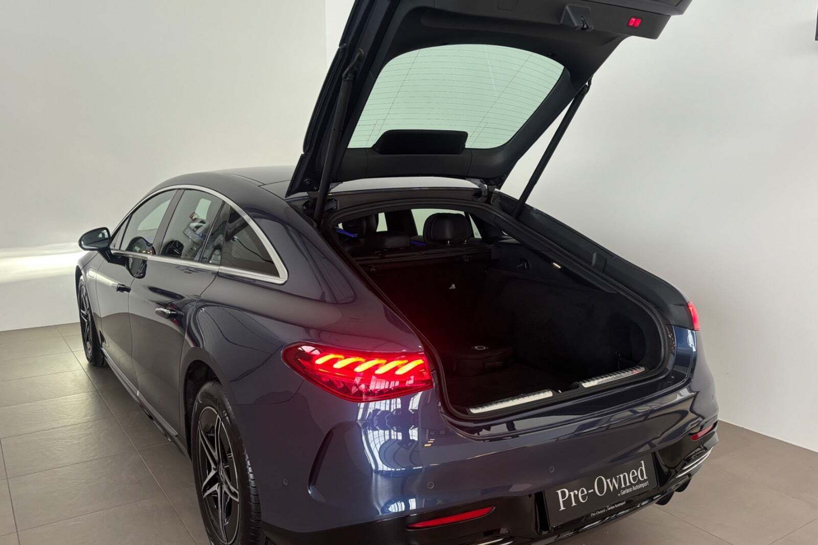 Blå Mercedes EQS450+ fra 2022