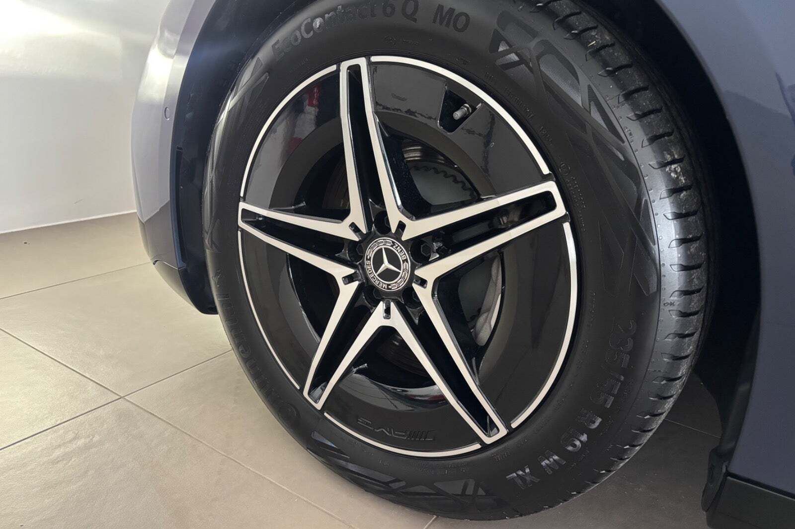 Blå Mercedes EQS450+ fra 2022