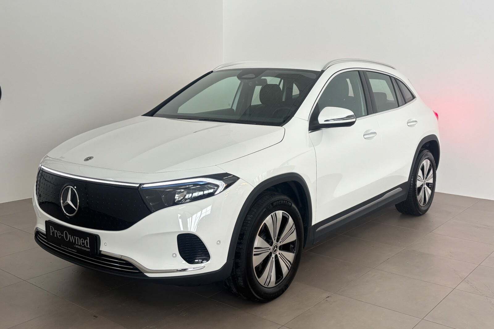 Hvid Mercedes EQA300 fra 2025