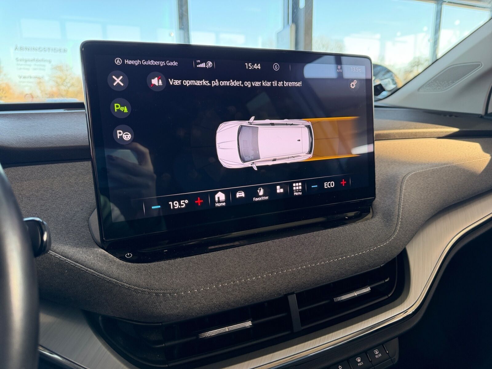 Hvid Skoda Enyaq fra 2022