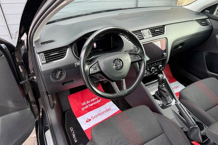 Sort Skoda Octavia fra 2019