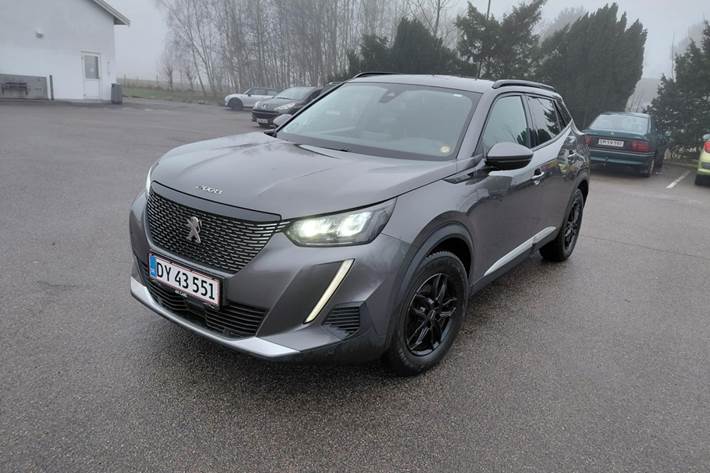 Grå Peugeot 2008 fra 2020