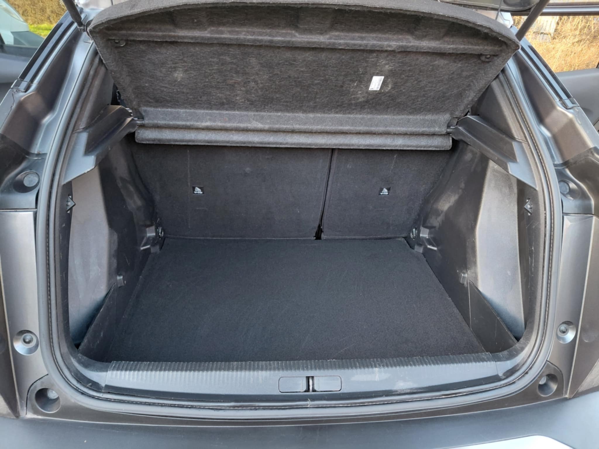 Grå Peugeot 2008 fra 2020