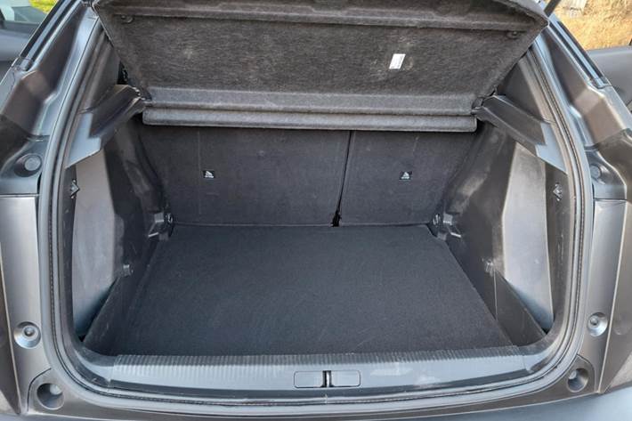 Grå Peugeot 2008 fra 2020