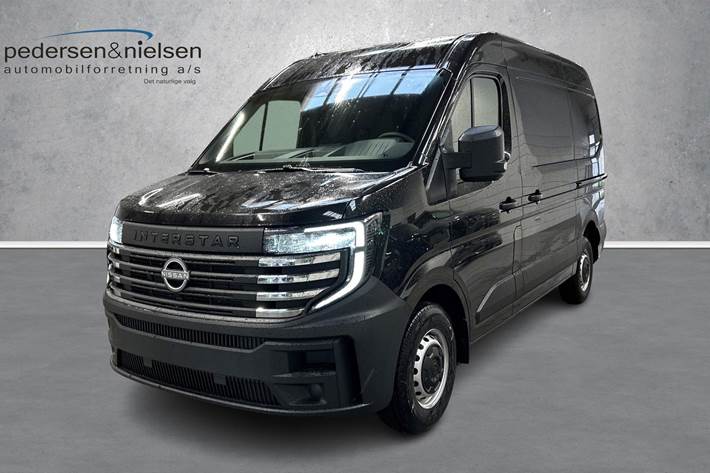 Sort Nissan Interstar fra 2025 set udefra