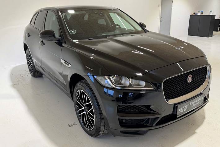 Sort Jaguar F-Pace fra 2017 set udefra