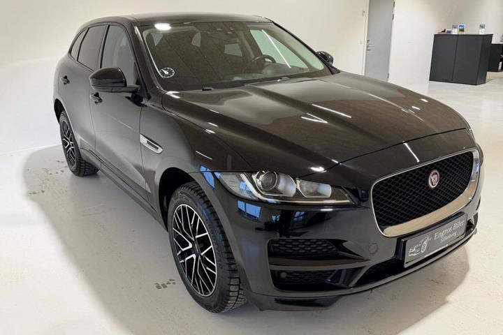 Sort Jaguar F-Pace fra 2017 set udefra