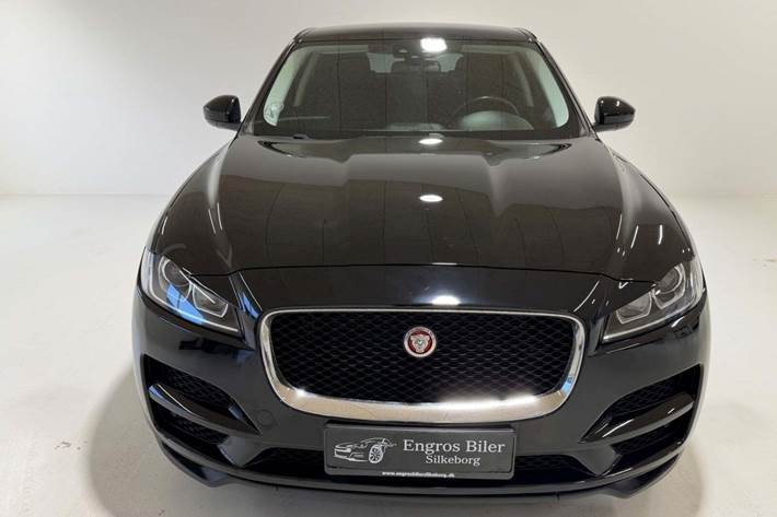 Sort Jaguar F-Pace fra 2017 set udefra