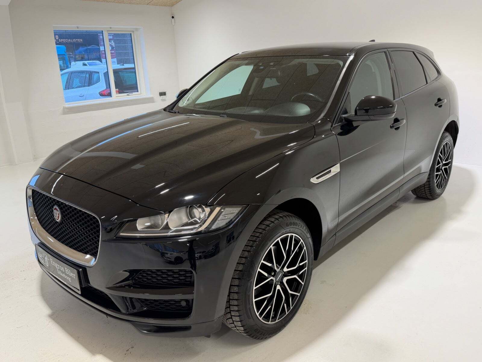 Sort Jaguar F-Pace fra 2017 set udefra
