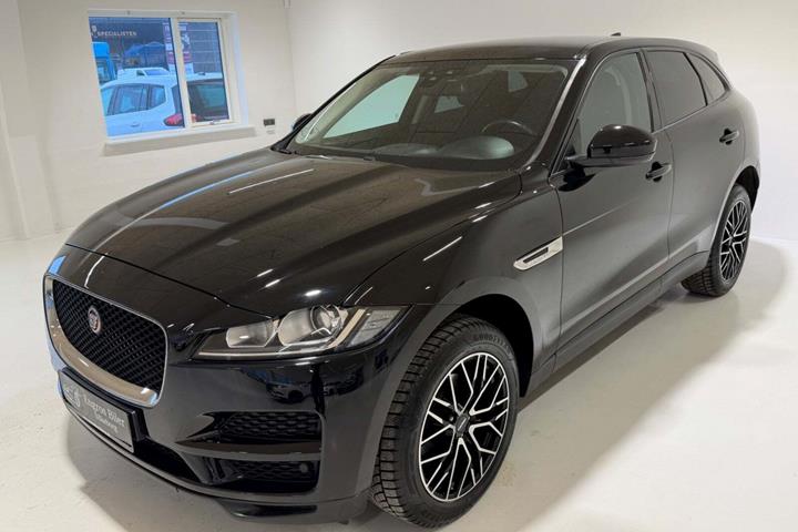 Sort Jaguar F-Pace fra 2017 set udefra