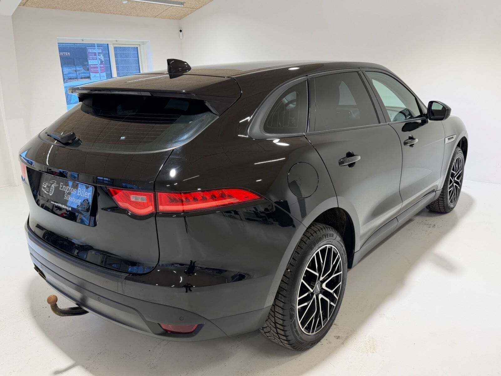 Sort Jaguar F-Pace fra 2017