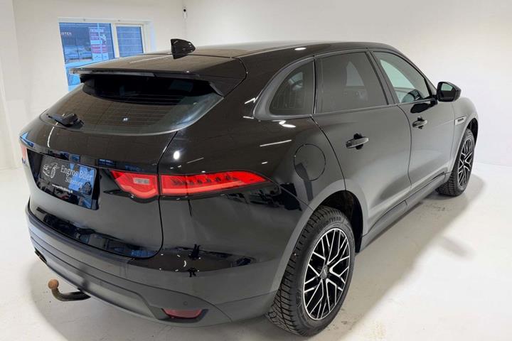 Sort Jaguar F-Pace fra 2017