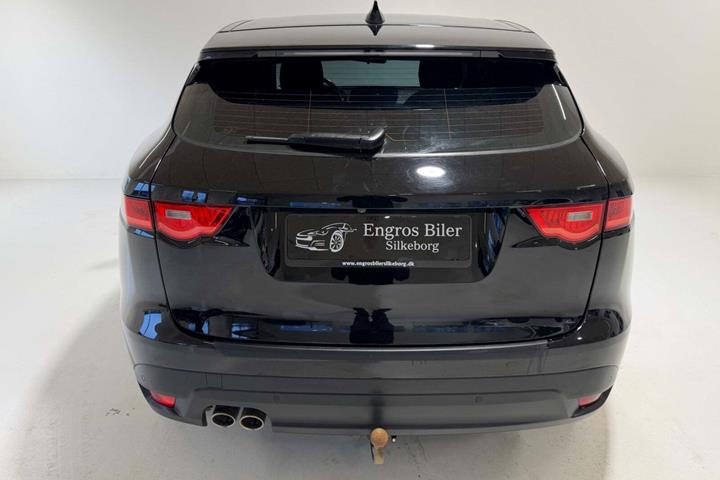 Sort Jaguar F-Pace fra 2017 set udefra