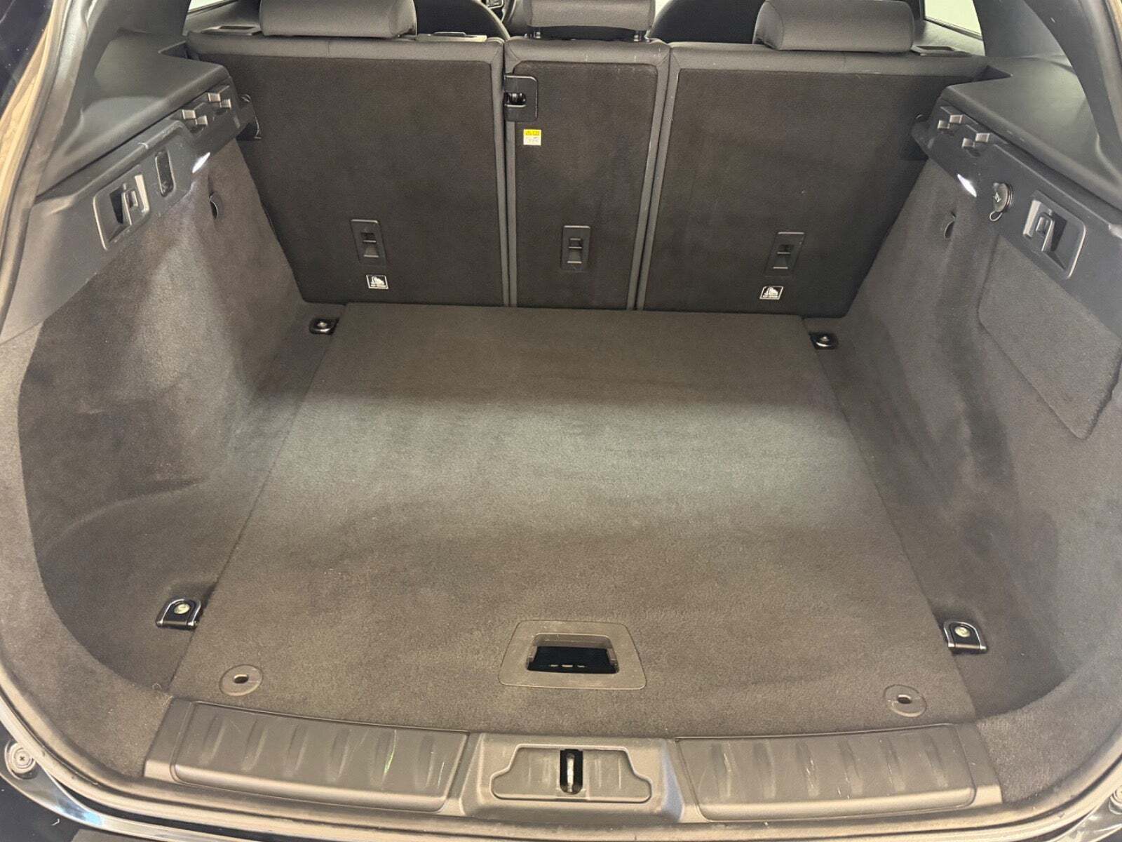 Sort Jaguar F-Pace fra 2017