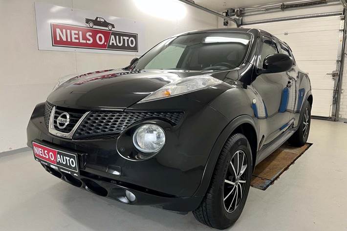 Sort Nissan Juke fra 2011 set udefra