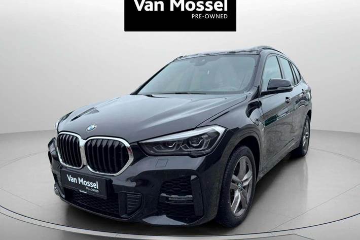 Sort BMW X1 fra 2022 set udefra