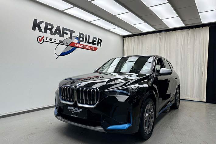 Sort BMW iX1 fra 2023 set udefra